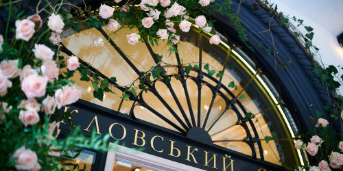 Розовый сад ко Дню матери: Аскания-Флора и Кловский сад объединились на цветочном маркете для спасения детских сердец.